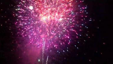独立一天美国庆祝活动周年纪念日彩色的烟花火花大显示事件7月